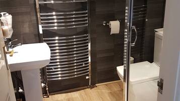 Double Room, Ensuite | Bathroom | Towels