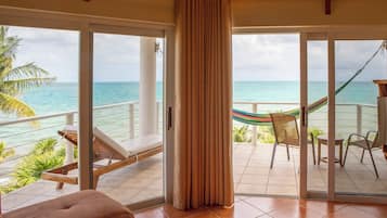 One Bedroom Oceanfront Suite | Terassi/patio