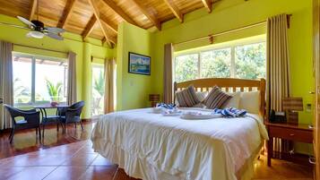 Three Bedroom Family Suite | Ropa de cama de alta calidad y caja de seguridad en la habitación