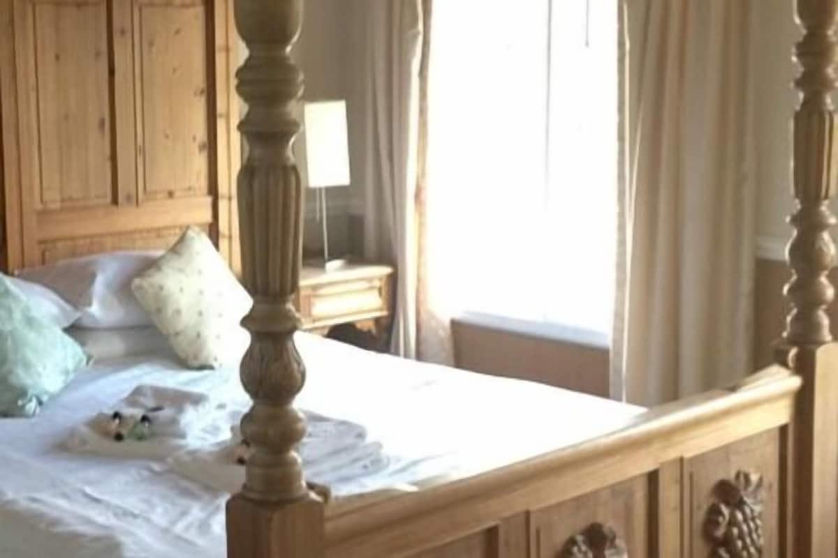 Kahden hengen standard-huone, kylpyhuone makuuhuoneen yhteydessä (Four Poster)