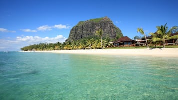 Plage, sable blanc, chaises longues, parasols