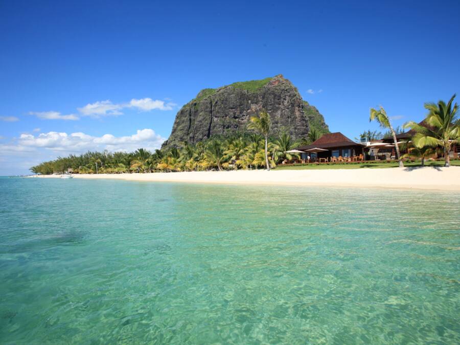 Sulla spiaggia, sabbia bianca, lettini da mare, ombrelloni
