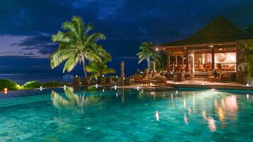 4 outdoor pools, pool umbrellas, sun loungers