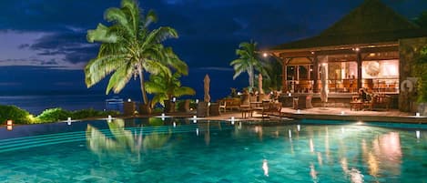 4 outdoor pools, pool umbrellas, sun loungers