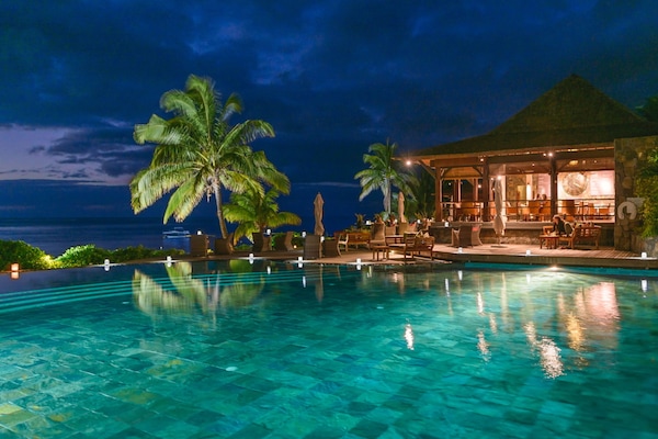 4 utendørsbassenger, bassengparasoller og solsenger