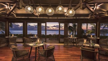 5 restaurantes; se sirve desayuno, almuerzo y cena; cocina mediterránea