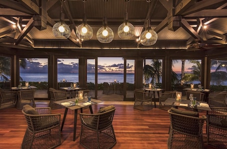4 restaurantes; se sirve desayuno, almuerzo y cena; cocina mediterránea. LUX* Le Morne
