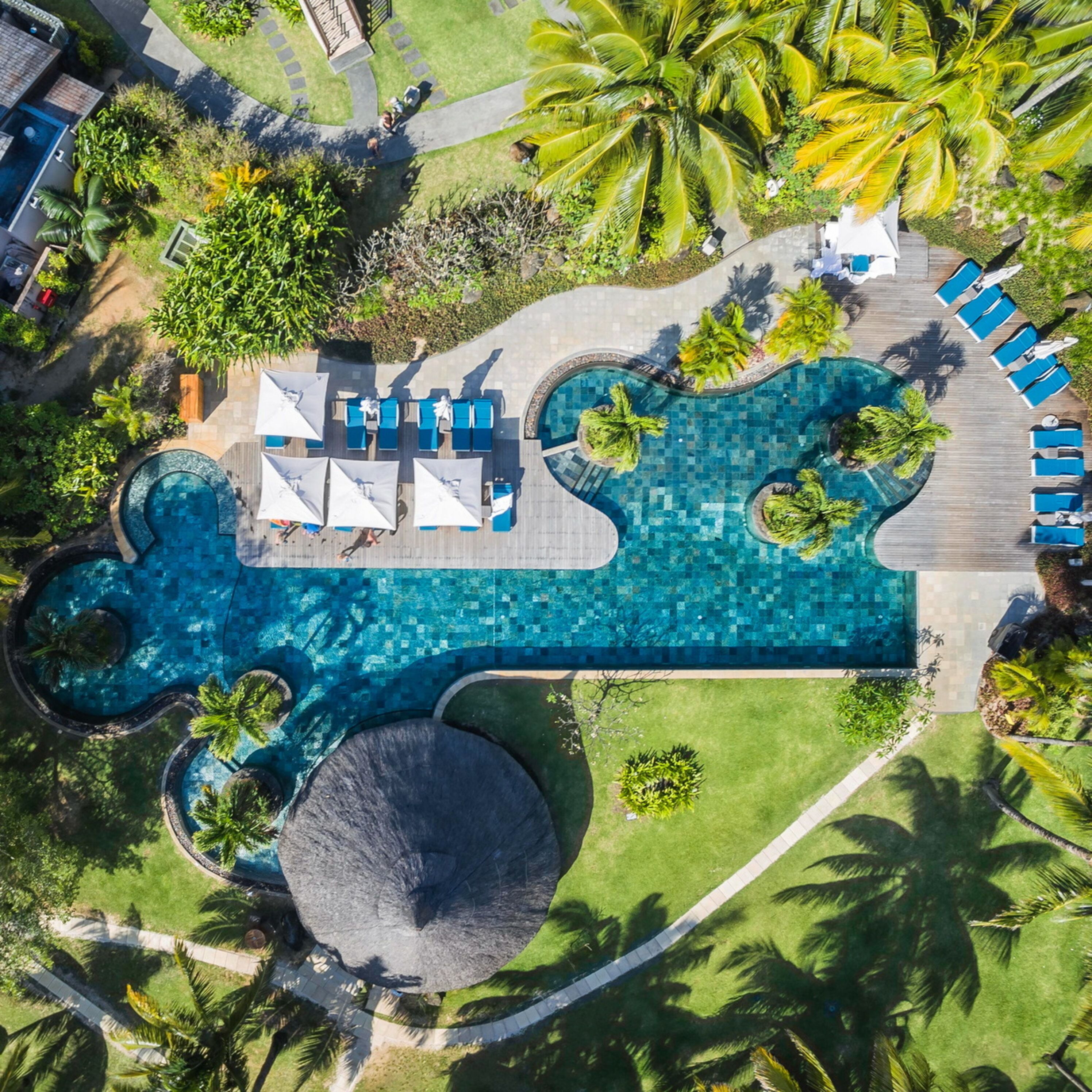 4 outdoor pools, pool umbrellas, sun loungers