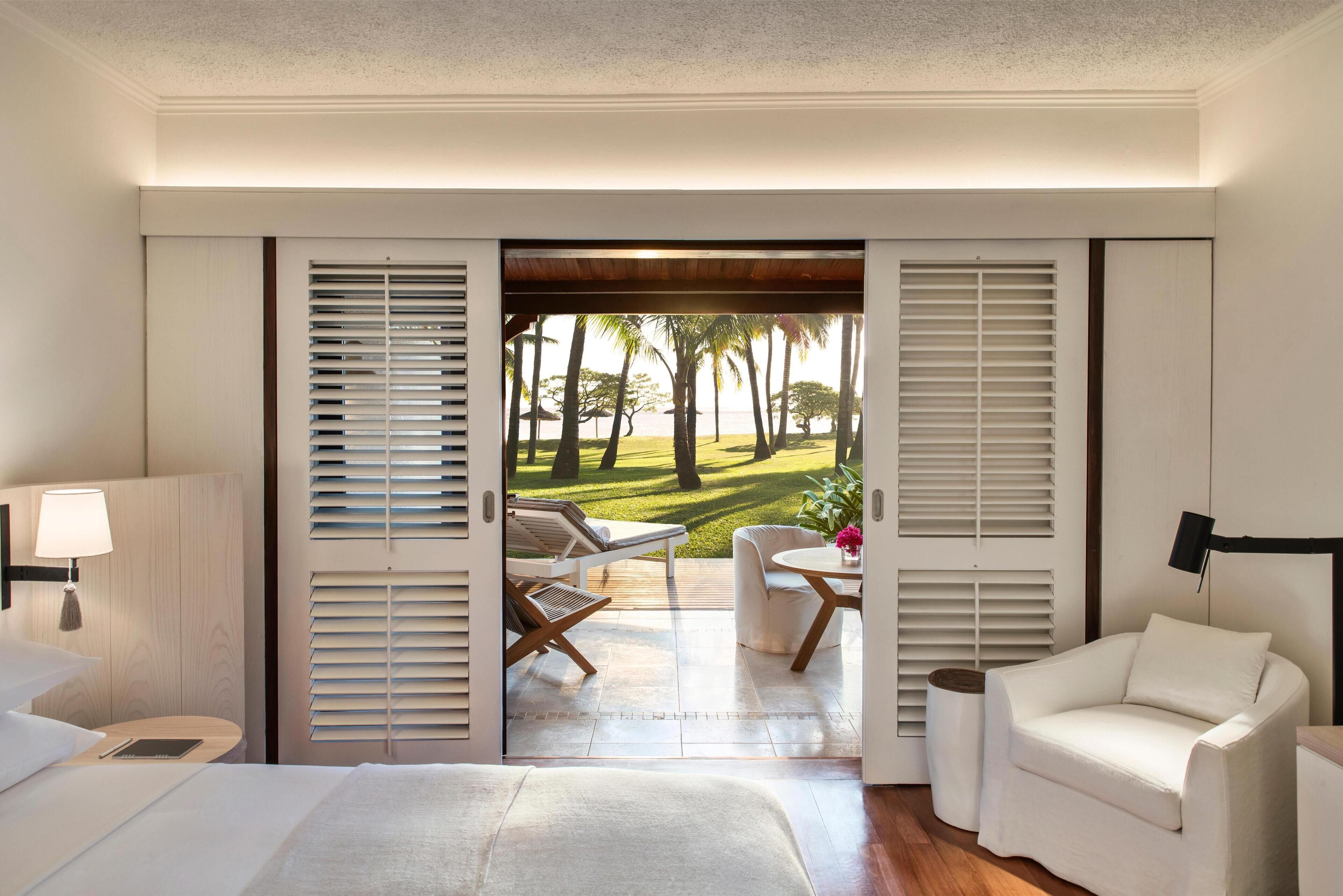 Ocean Junior Suite | Minibar, in-room safe, desk, blackout drapes