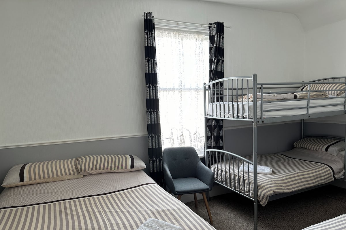 Habitación familiar, baño privado | Tabla de planchar con plancha, cuna de viaje, wifi gratis y ropa de cama