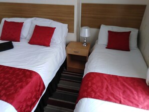 Doppelzimmer, 1 Schlafzimmer, mit Bad (With Shower & Front Street View)