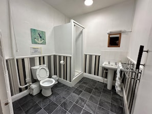 Bathroom amenities - Tuxford House Hotel (Blackpool)
