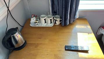 Habitación triple básica, baño privado | Tabla de planchar con plancha, cuna de viaje, wifi gratis y ropa de cama