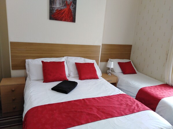 Double Room, 1 Bedroom, Ensuite (With Shower & Front Street View)