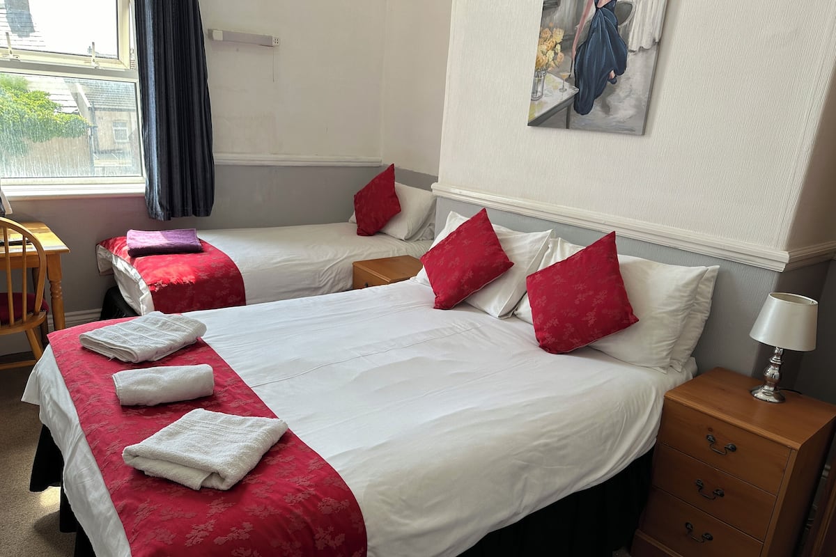 Habitación triple básica, baño privado | Tabla de planchar con plancha, cuna de viaje, wifi gratis y ropa de cama