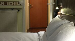Family Room | Premium bedding, individually decorated, desk, soundproofing - Hotel Saint Aignan (Orléans)