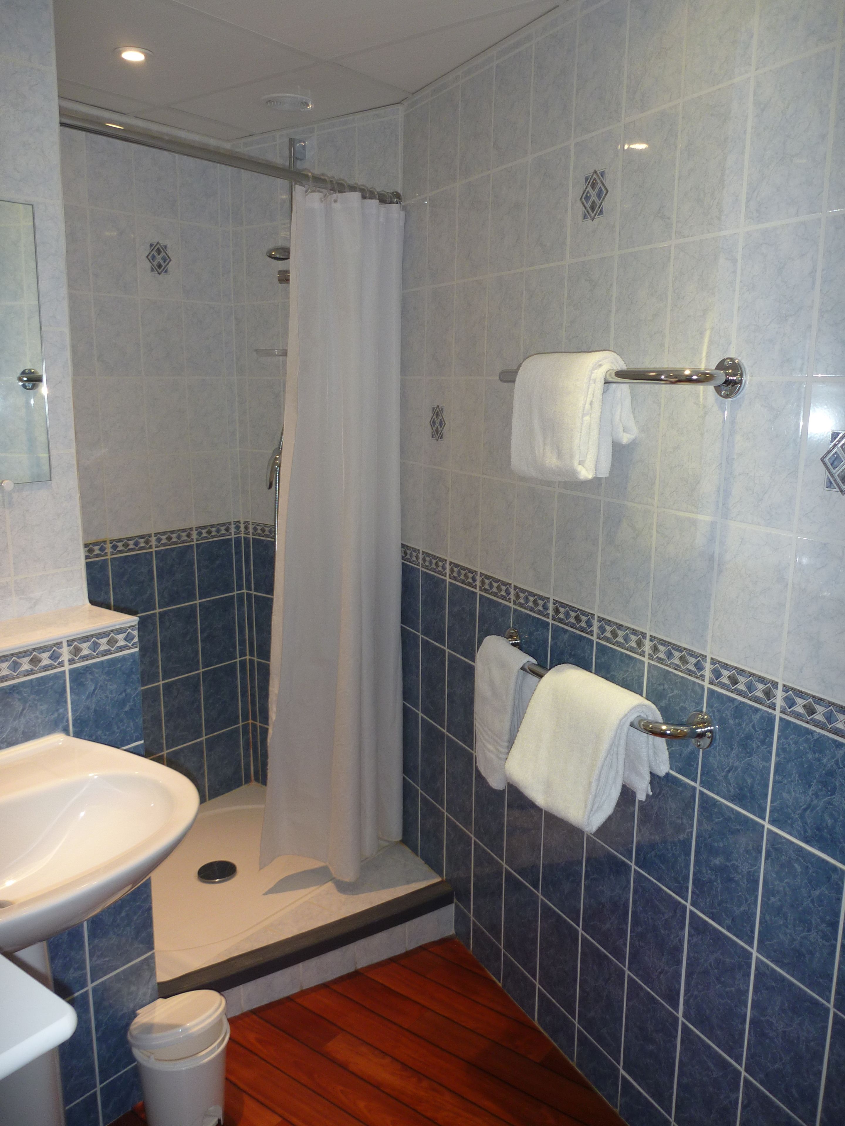 Driepersoonskamer | Badkamer | Een hydromassagedouche, gratis toiletartikelen, een haardroger