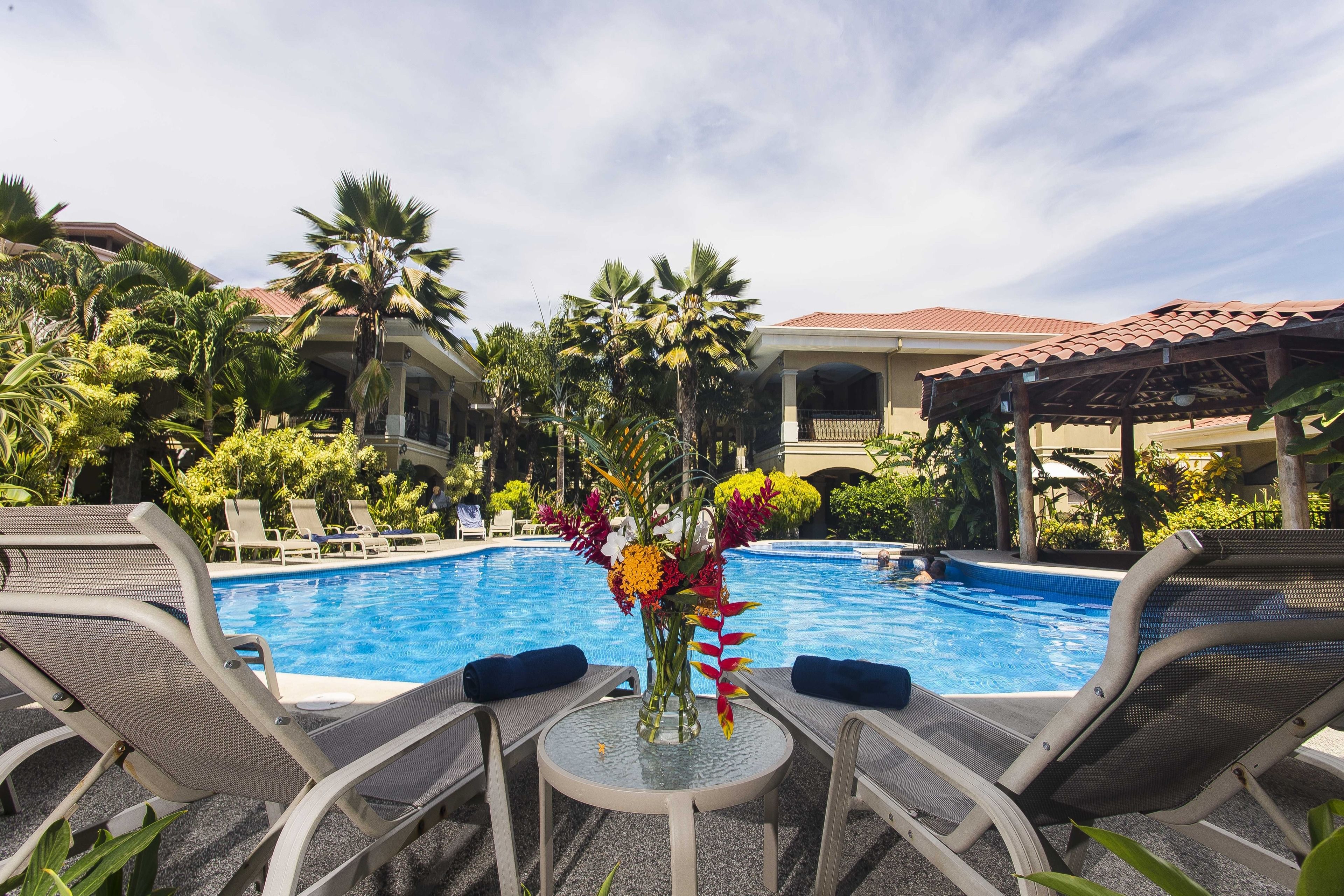 Piscina all'aperto, lettini