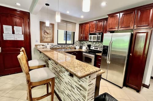 Condo de lujo, 2 habitaciones, Terraza, planta baja | Cocina privada | Refrigerador, microondas, horno y lavavajillas