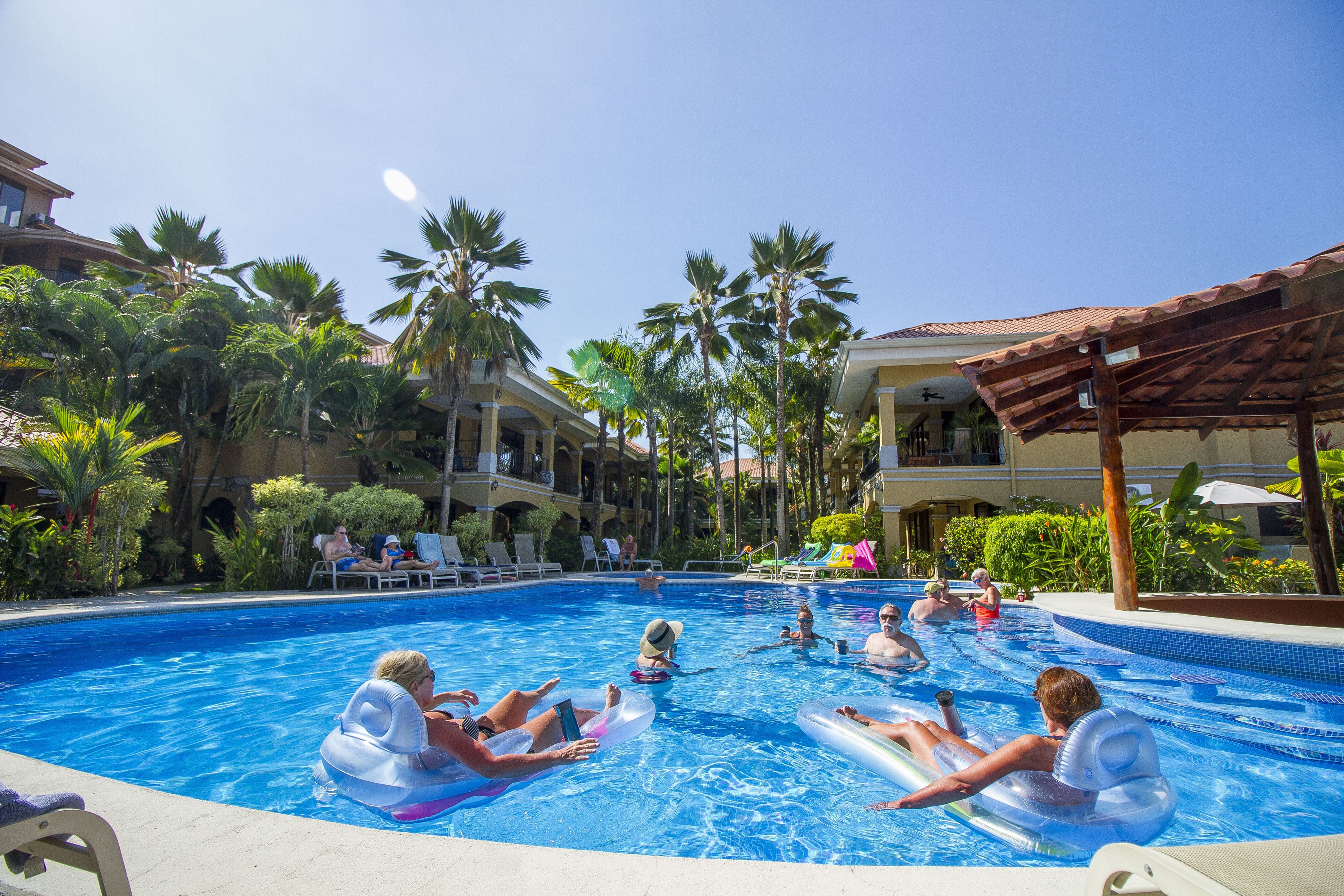 Piscina externa, espreguiçadeiras