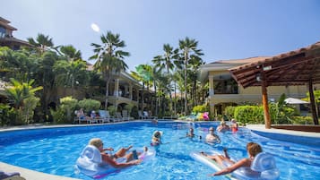 Piscina externa, espreguiçadeiras