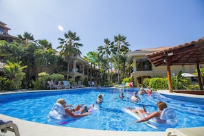 Outdoor pool, sun loungers - Monte Carlo Luxury Condominiums (Jacó)