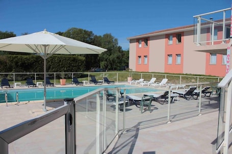 Pool. CIT’HOTEL LES ALIZES