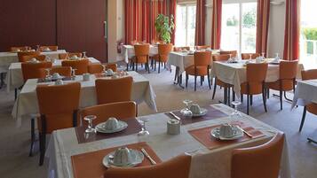 Petit déjeuner buffet (12 EUR par personne)