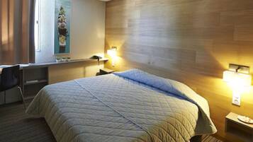 Bureau, chambres insonorisées, fer et planche à repasser, Wi-Fi gratuit