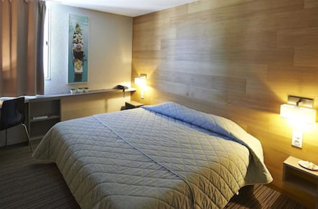 Desk, soundproofing, iron/ironing board, free WiFi. CIT’HOTEL LES ALIZES