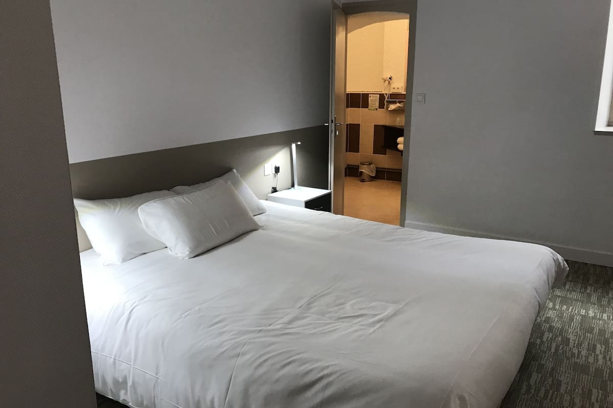 superior double room, ensuite, courtyard view