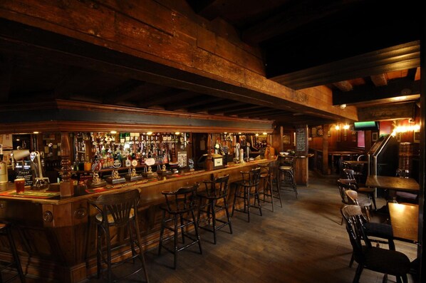 Bar (trong khuôn viên)