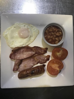 Free English breakfast on weekdays 