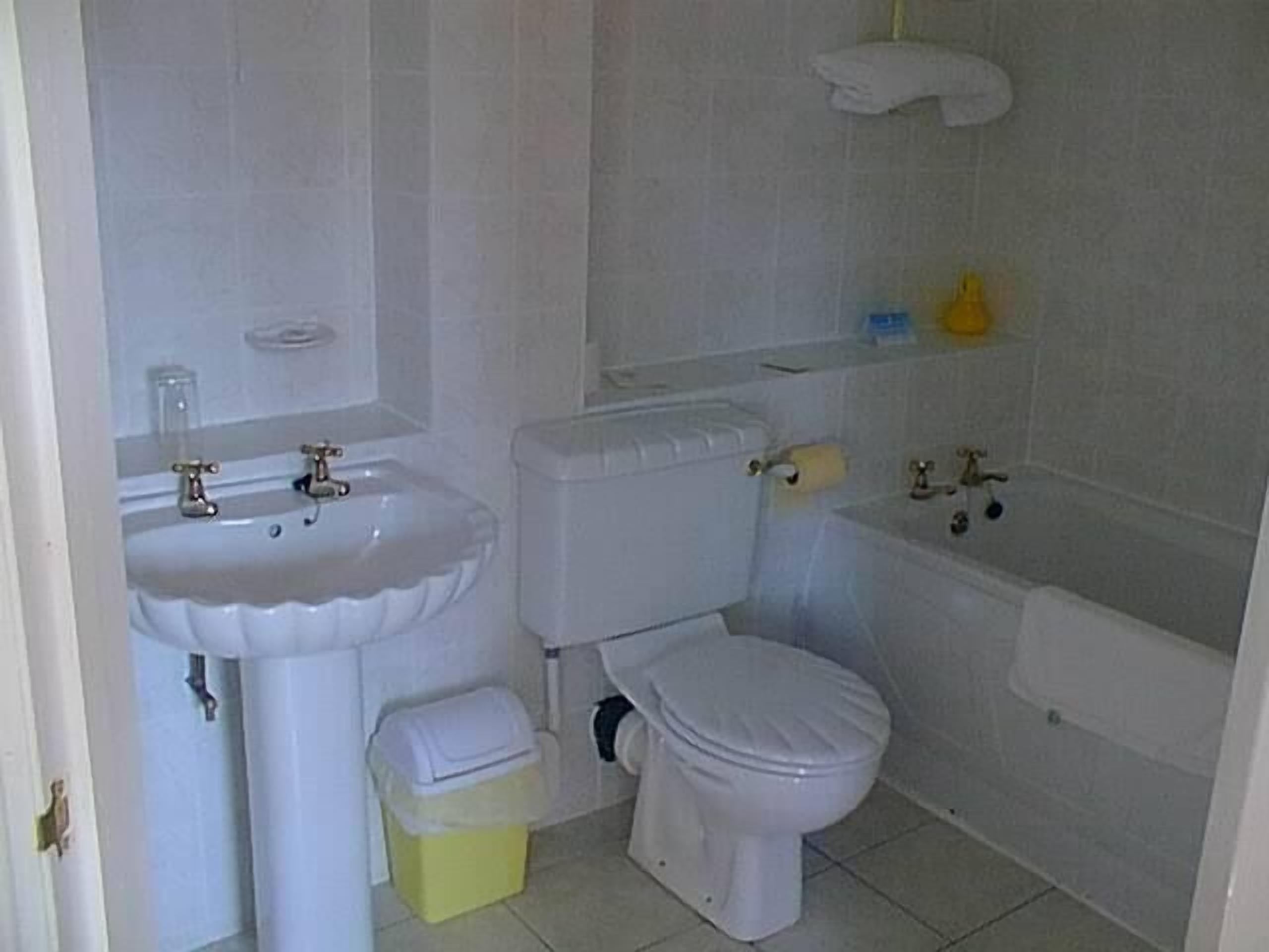 Combined shower/bathtub, hair dryer, towels