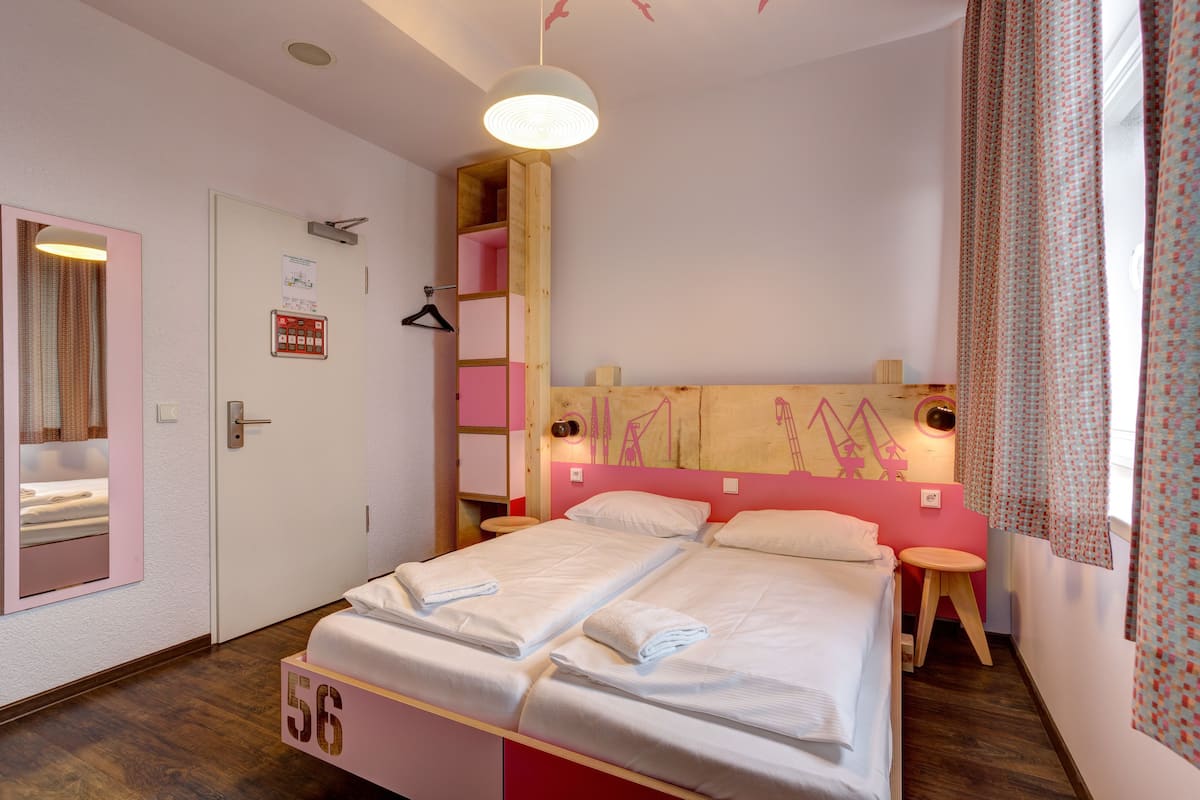 Double Room Single Use | Desk, soundproofing, iron/ironing board, free WiFi