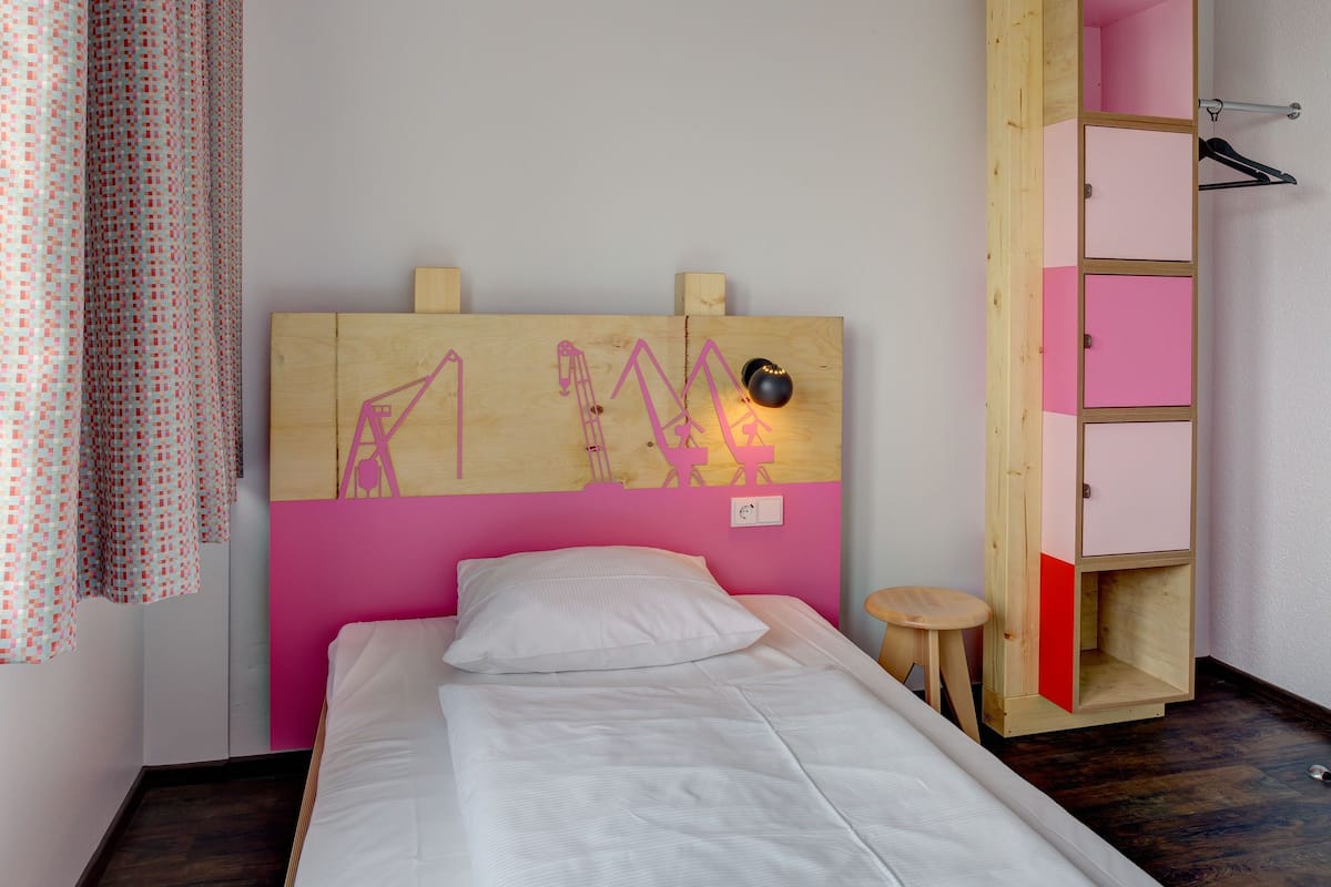 Single Room | Desk, soundproofing, iron/ironing board, free WiFi