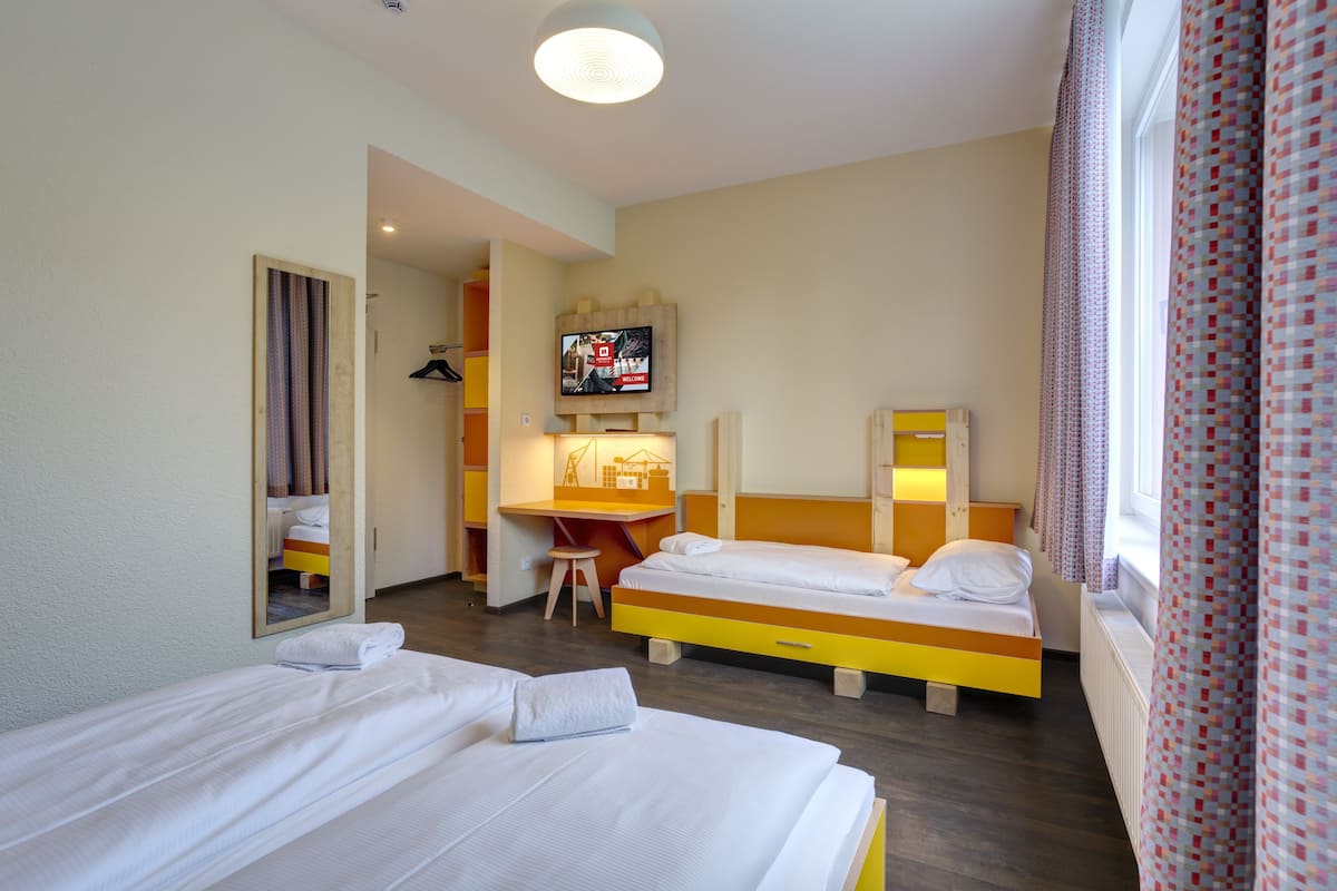 Triple Room | Desk, soundproofing, iron/ironing board, free WiFi