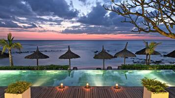 Hồ bơi ngoài trời, dù/ô trên bãi biển/hồ bơi, ghế dài tắm nắng