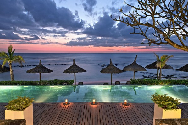 Outdoor pool, pool umbrellas, pool loungers - Récif Attitude - Adults Only (Pointe Aux Piments)