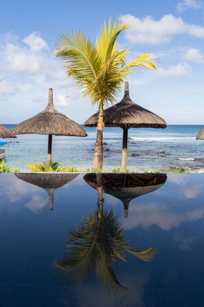 Außenpool, Sonnenschirme, Liegestühle