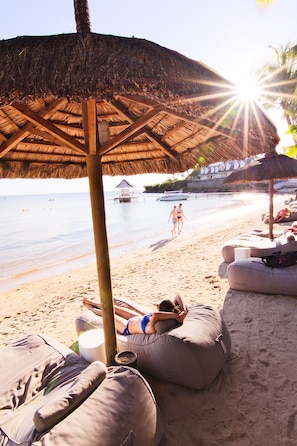 På stranden, solstolar, parasoller och strandhanddukar
