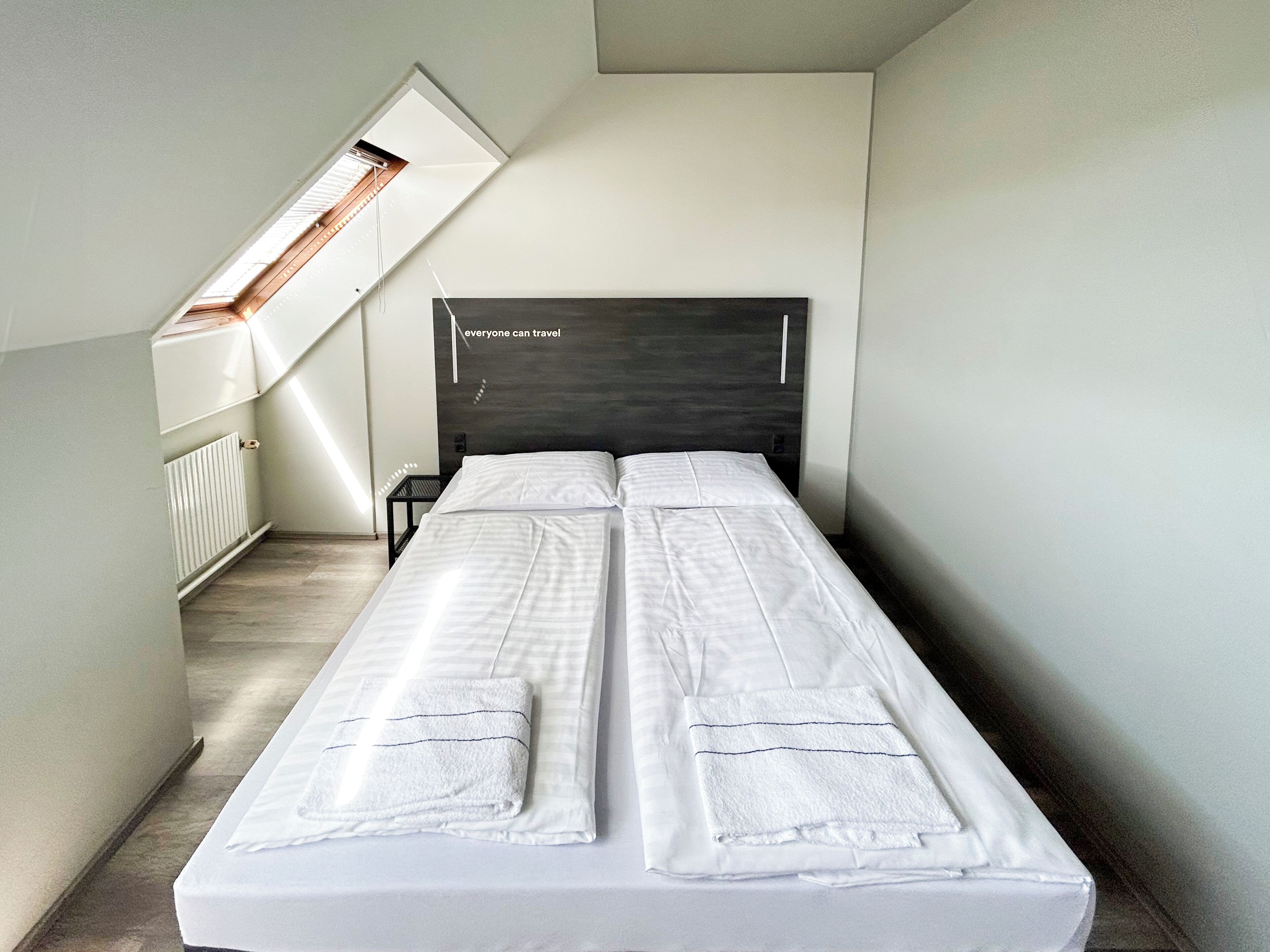Habitación doble | Ropa de cama hipoalergénica y wifi gratis 