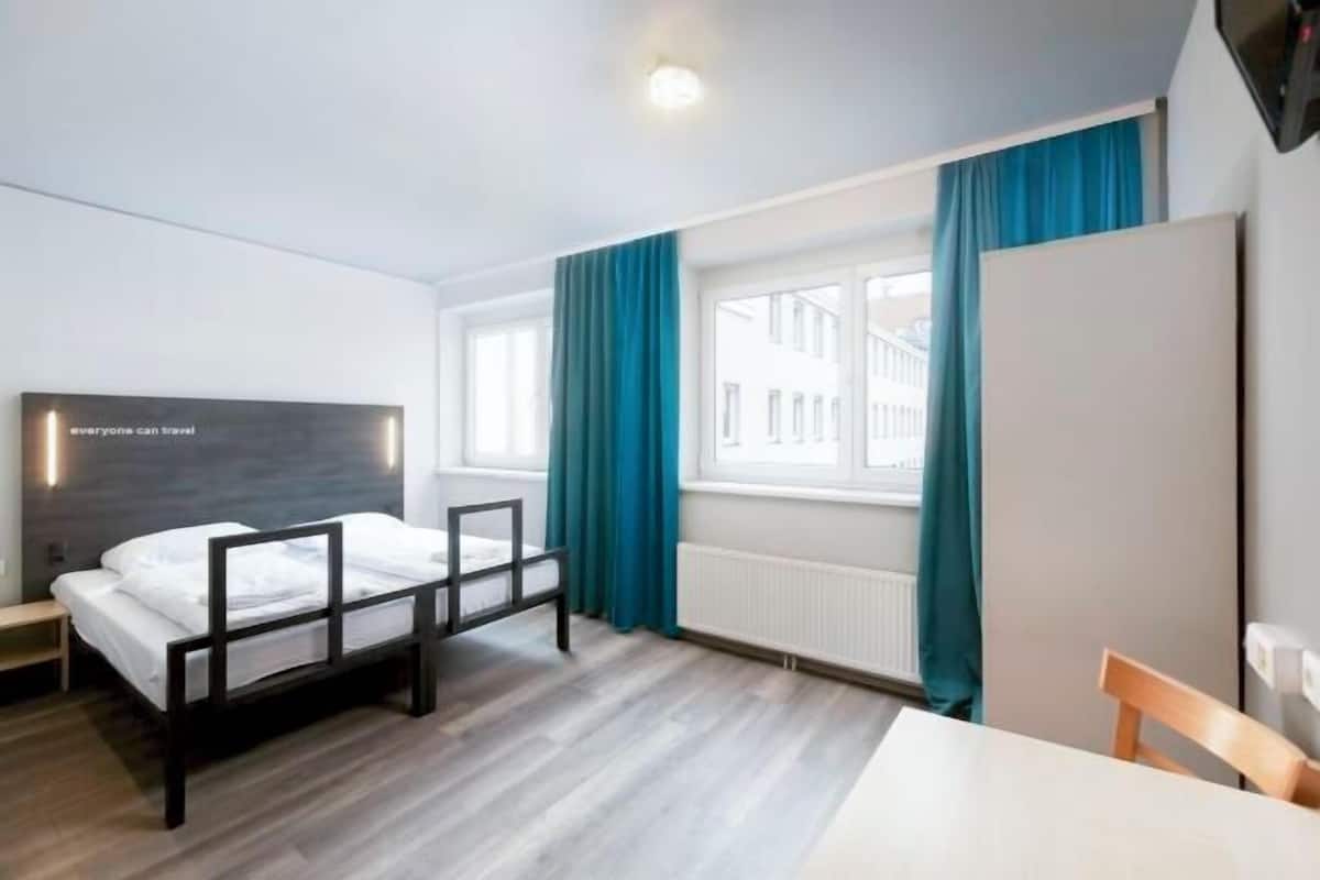 Hypo-allergenic bedding, free WiFi