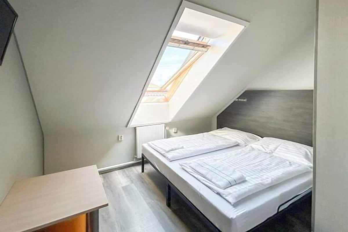 Hypo-allergenic bedding, free WiFi