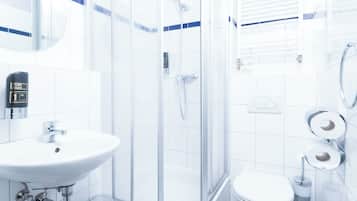 Dusche, umweltfreundliche Kosmetikartikel, Haartrockner, Seife