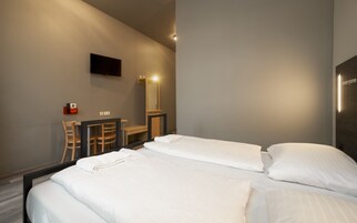 Camera con 2 letti singoli | Biancheria da letto ipoallergenica, Wi-Fi gratuito