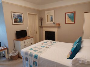 Kahden hengen huone, kylpyhuone makuuhuoneen yhteydessä (Room 3, First Floor)