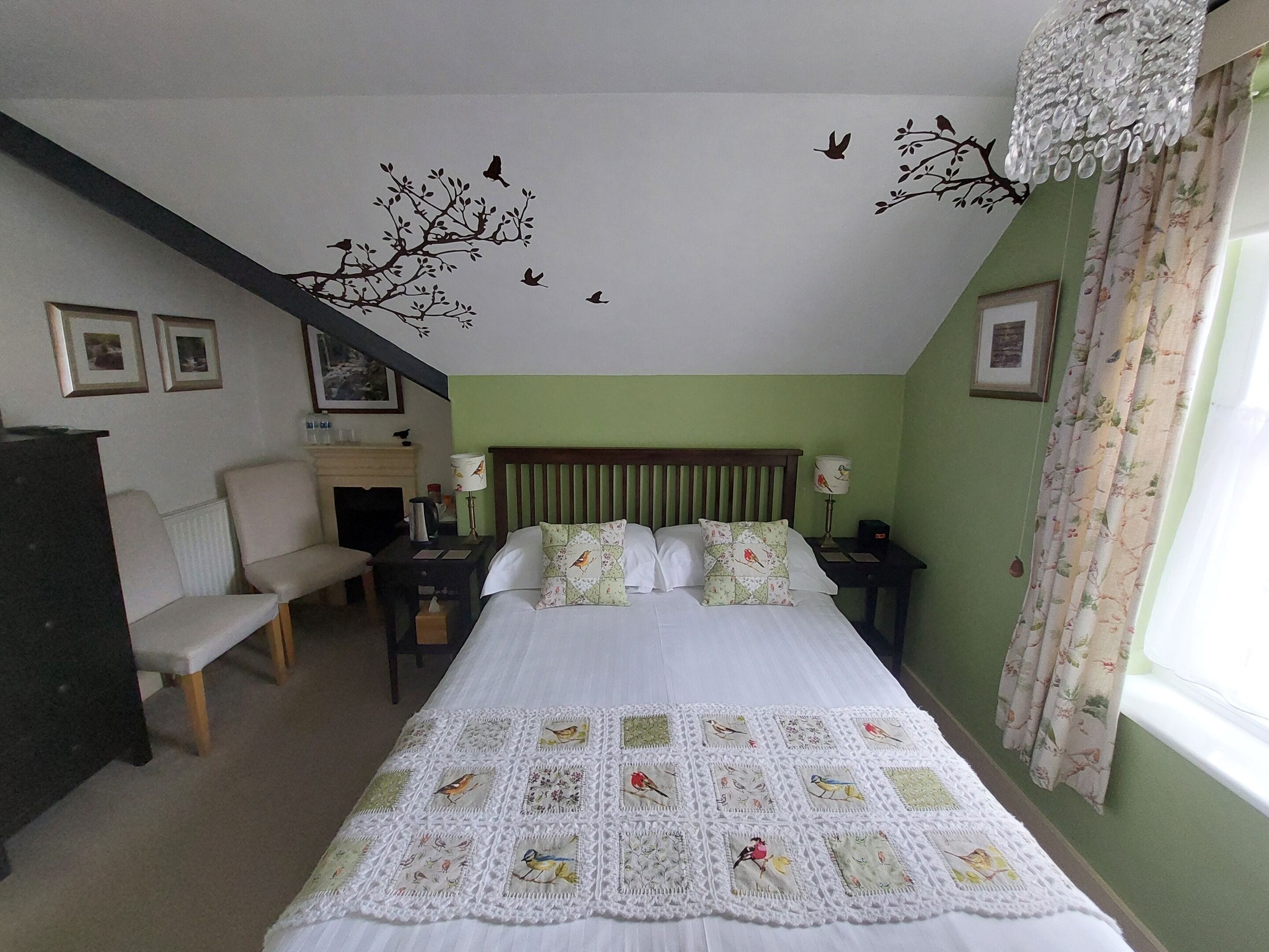 Quarto casal, suíte (Room 4 second floor) | Wi-Fi de cortesia, roupa de cama