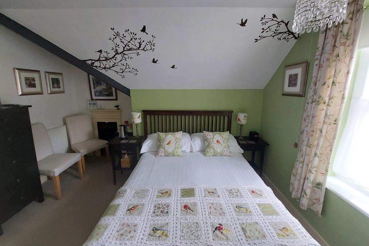 Quarto casal, suíte (Room 4 second floor) | Wi-Fi de cortesia, roupa de cama