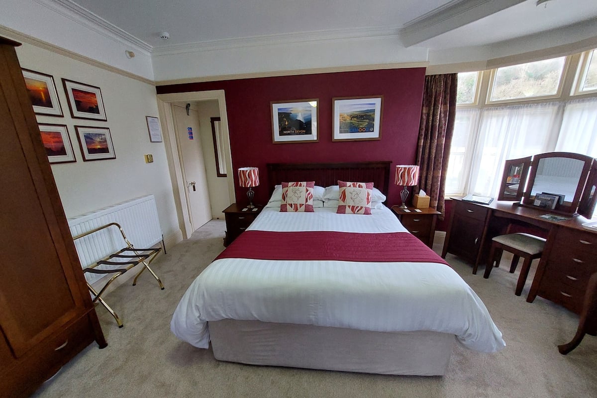 Chambre Supérieure Double ou avec lits jumeaux, salle de bains attenante (Room 2, First Floor)